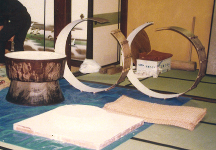 輪（画面左に臼、手前にある板がゲス板）